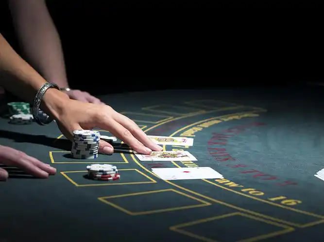 Antarmuka pertandingan M-World Championship di aplikasi mobile 789 slot menampilkan odds dan tim esports